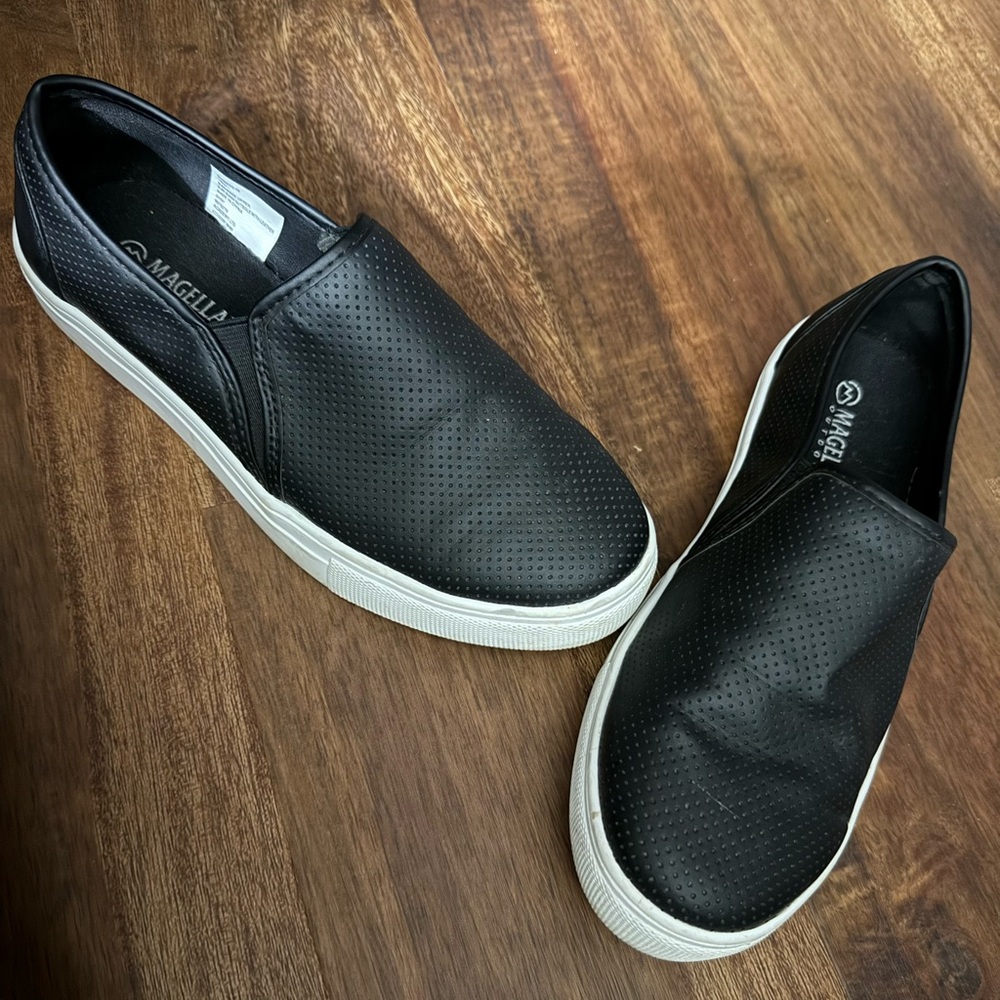 Size 7
Black, Magellan slip on shoe